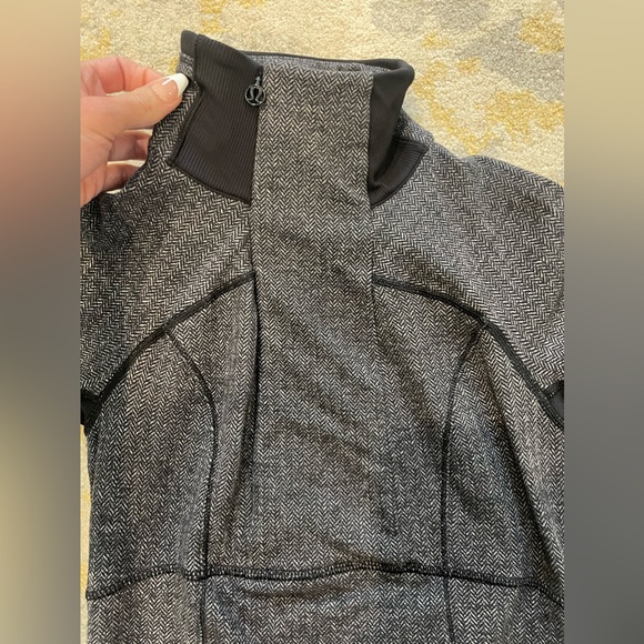 LILULEMON Women’s 1/2 pullover jacket. Gray. Size 4 - Picture 6 of 12